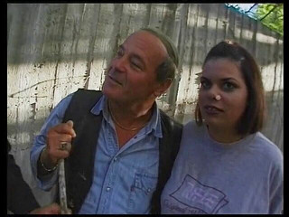 Lucky Cooch: Prsatá děvka stříká ve venkovní trojce starými hochy