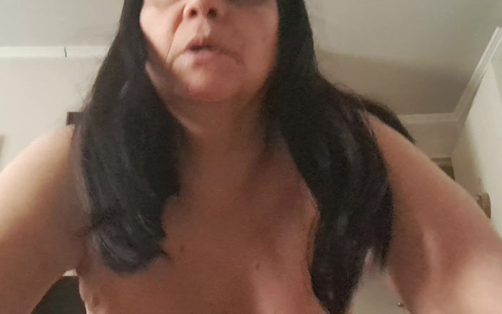 Mommy big hairy pussy: Mama vitregă sexy se fute în patul ei cu fiul vitreg