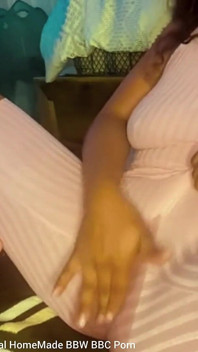 Cewek sange ini lagi asik ngusap memekku sampai muncrat banyak banget!