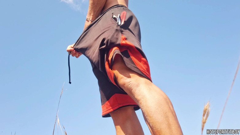 Hotsportfitboy: Un homme pervers masturbe sa belle bite sur une plage