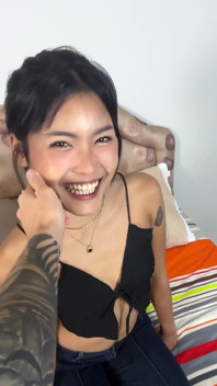 Tuktukpatrol - asiatica care suge degetul mare îi place dur