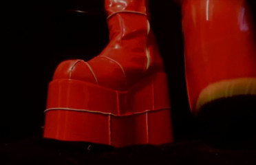 The Goddess Simone: Gótica pisa botas de pau