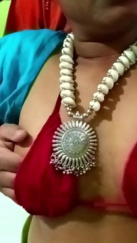 Indiancă bhabhi Rakhi Hot țâțe de presă și Masti de către fratele soțului în timp ce face munca de la birou la domiciliu