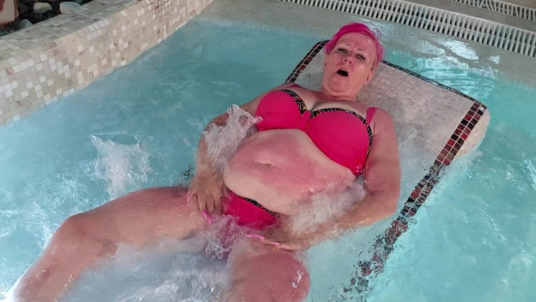 PureVicky66: Gagică matură țâțoasă se cu degetele până la orgasm cu ejaculare în...