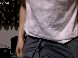 Big dick man: Je masturbe ma bite en short pour que mon demi-cousin...