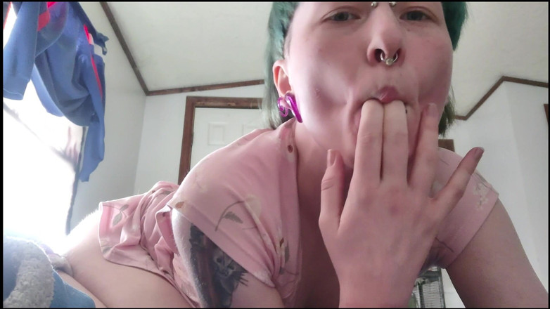 Lori Critter: Lori critter lagi asik fingering memeknya sampai menganga lebar