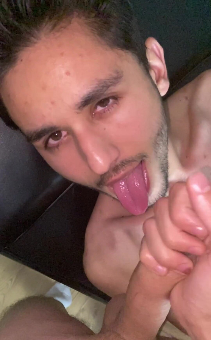 Hottestguys21: Flo给我吹箫，我射在他嘴里