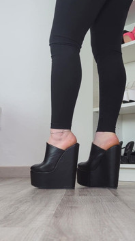 Shoejob in Wedge Clogs Shoeplay, walking, fétiche des chaussures et éjaculation sur des chaussures - Dame Olga 4K (738)