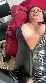 Une MILF en latex en fauteuil roulant dans une chambre abandonnée. Fumer, sexe sur la table et double éjaculation sur une camisole