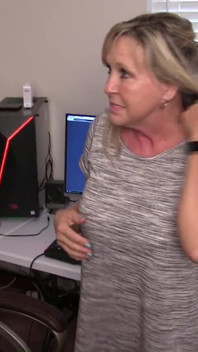 Une maman et son beau-fils se font surprendre au bureau