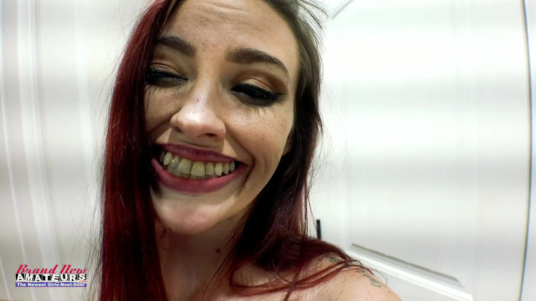 Brand New Amateurs: Parte 2 de 2 pelirroja milf intenta masturbarse y traga semen para...