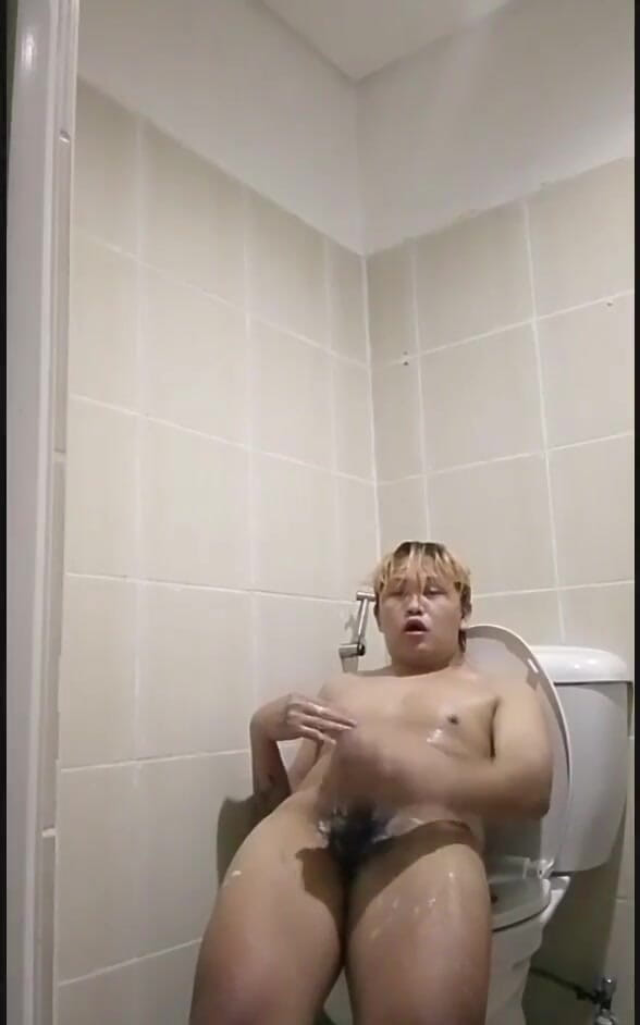 Fleshlab Gay: Băiatul Twink Philippino își mănâncă propria spermă!!