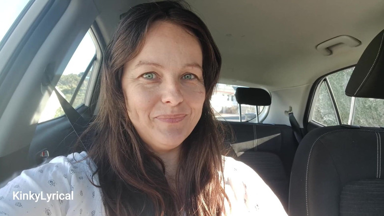 Kinky Lyrical: Video compilation di guida a piedi nudi