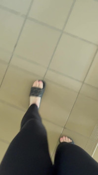 플립플롭을 입은 발과 플립플롭을 입은 걷기
