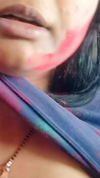 Holi Speciale: il patrigno scopa la figliastra arrapata in bagno con Gulal rosso dappertutto le sue grandi tette