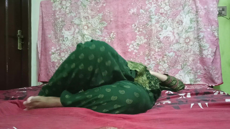 Sairaxsaim: Pakistanisches solo-mädchen sairaxsaim fingert feuchte muschi allein zu hause