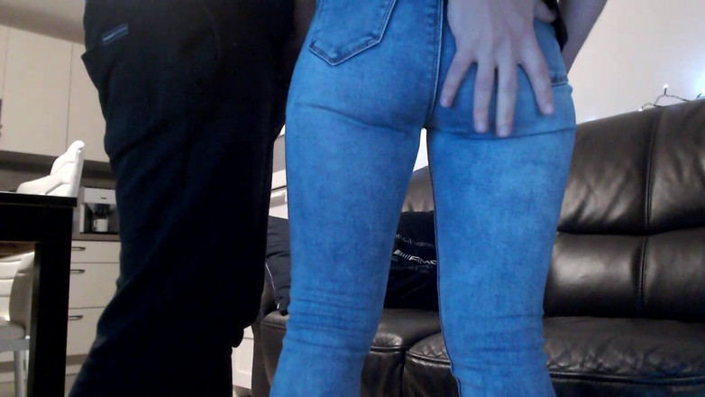 MagicStas: चोदने लायक मम्मी girfriend जींस में और पैंटीज के माध्यम से ऊँगली कर रही है