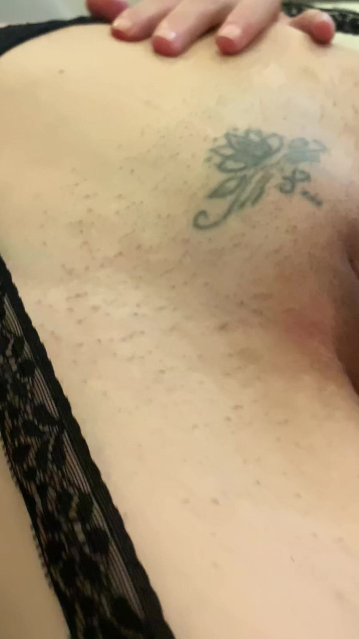 AmateurWifeXx: Sexy manželka zahýbá manželovi se sousedem v punčochách a červených tangách...