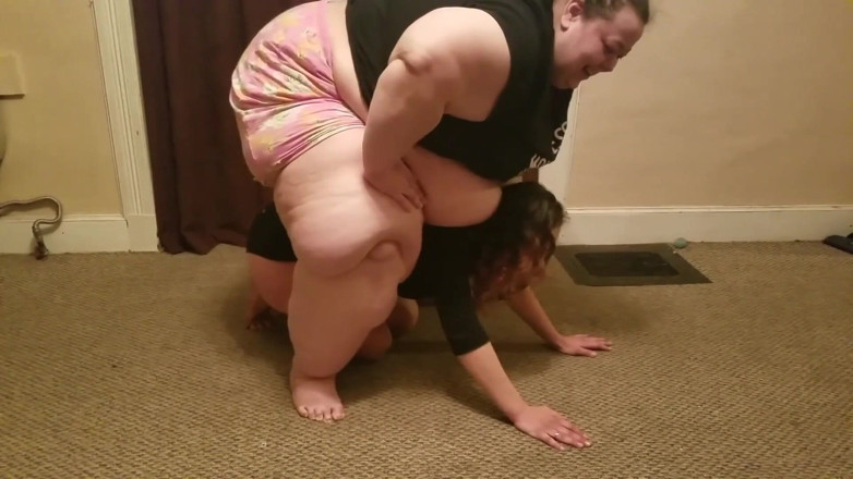 Full Weight Productions: Номер Queen Nora &amp; Rainbow, ліфт, сидячи та лаунж