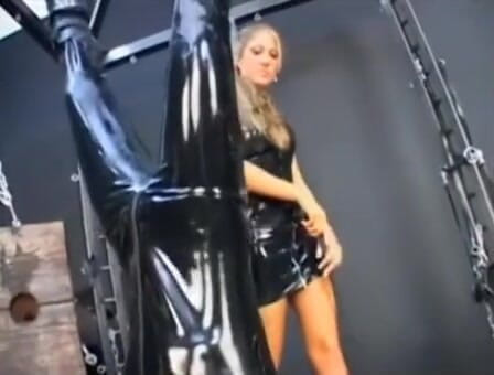 Femdom Austria: boot chaatna aur pitaee karna