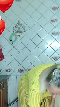 हॉट गृहिणी lukerya किचन में गर्मियों के सपने देखते हैं