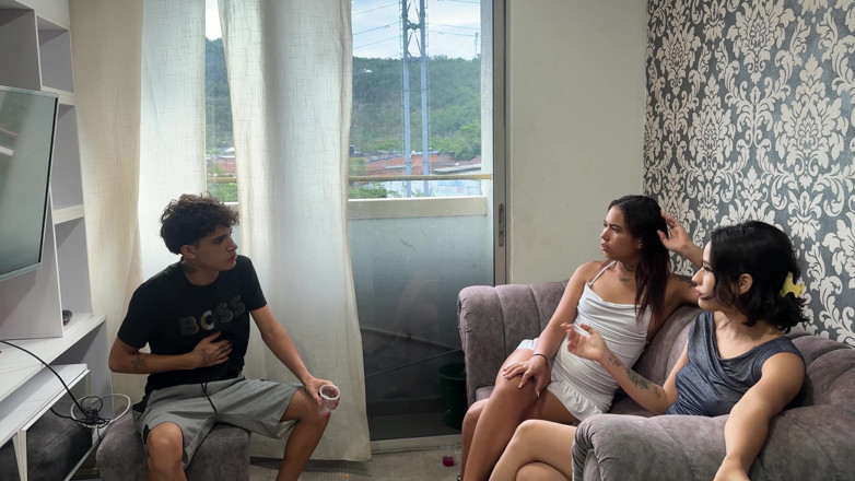 BritannySexxx: 我发现我的继妹和我的女友玩女同性爱，我和他们一起玩丰富的3P