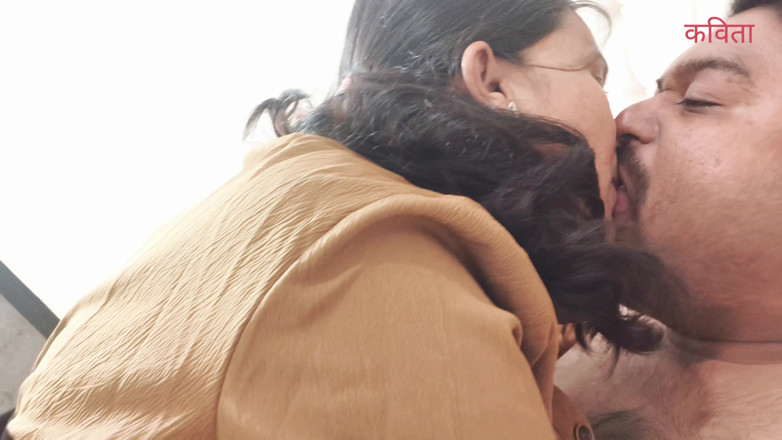 Kavita _zawazawi: Kavita, bhabhi desi indienne marathie, chevauche une bite de son...