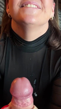 MILF v brýlích POV kouření / honění, výstřik