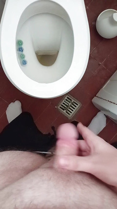 Daxi95: ノンケの男が家で放尿しながらディックが硬い