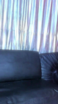 Une belle latina brune fait un show de baise avec ses amis