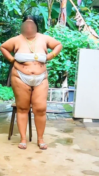 Odhalení v sexy těle venku, Mallu MILF v tradičních loincloth a živůtku, ukazuje její velký zadek a prsa