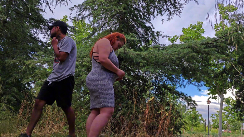 Latincurvyredhead: Cazzo nel parco con la mia vicina