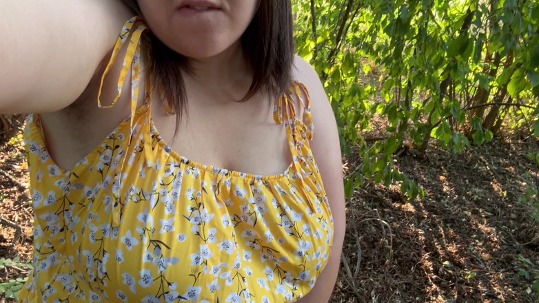 Milky Mari: 야외에서 털이 무성한 보지를 보여주고 오르가즘을 자위하는 섹시한 밀프 - Milky Mari