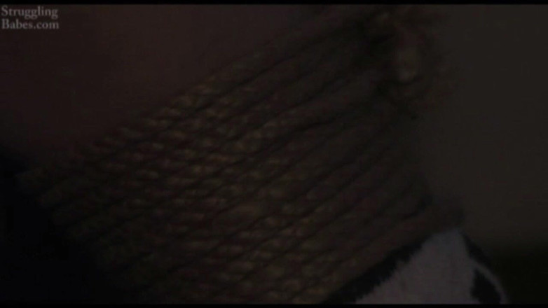 Submissed: Chairtied, coudes attachées, décolleté