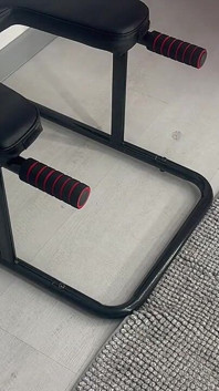De Belles Jambes En Train De Faire Pipi Dans Un Saladier