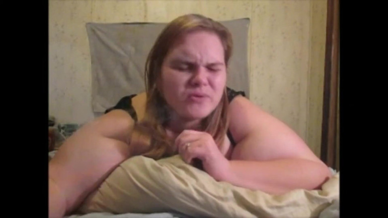 Fat House Wife: Жирна потворна сучка курить через ніс!