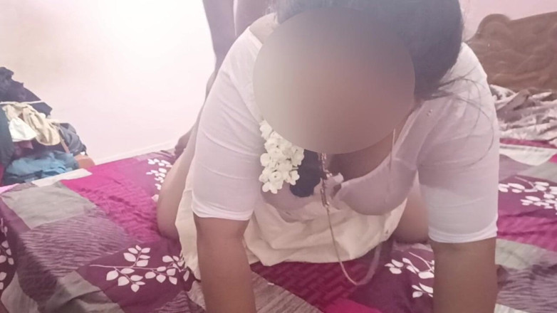 Black & white desicat: Makcik India Selatan yang curang seksi dalam blaus basah dan...