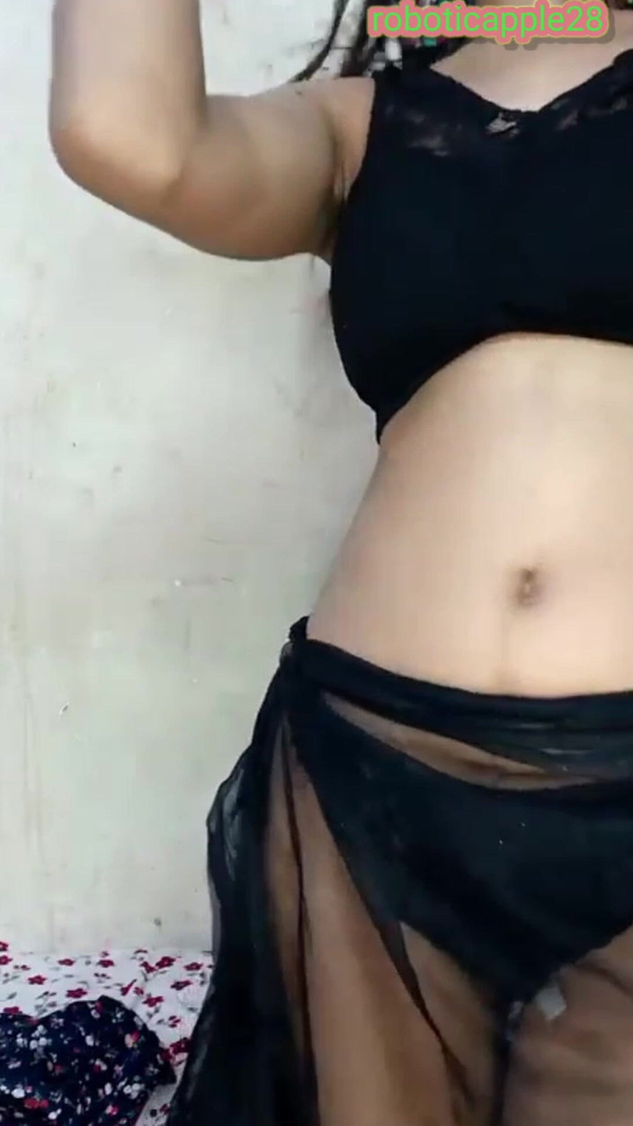 RoboticApple28: Desi bhabhi fingrar helt naken! Visa din röv