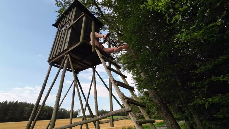 LadyLenaXXX: Xxl Urinând De Sus În Pădure