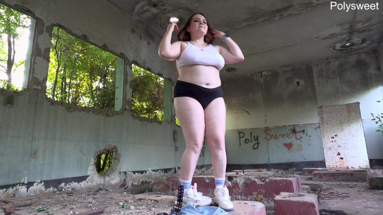 Polly Sweet: Tančit mezi troskami a masturbovat s nahým vibrátorem