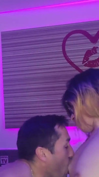 ホテルの部屋で男が私を抱く