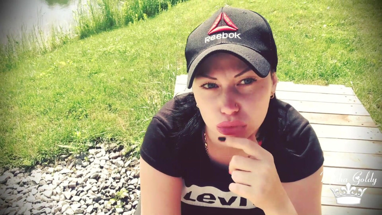 Goddess Misha Goldy: Duck face outdoor, making my lips much bigger!