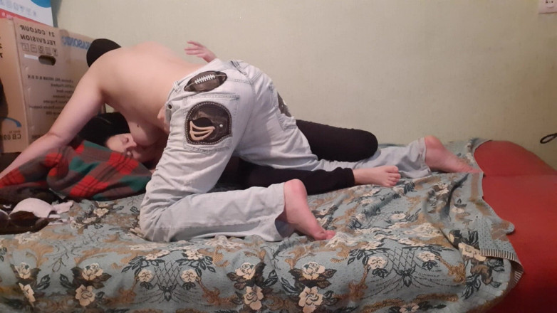 Lesbian-candys: Поки мачуха треться об мене, я облизую її великі соски
