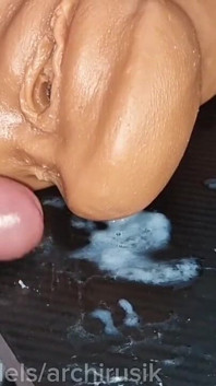 Femboy'un Amcık Delikleri Iki Büyük Yaraktan Dölle Dolu