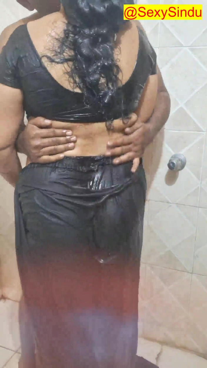 Sexy sindu: Soția indiană matură sexy face baie în sari