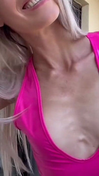 सुनहरे बालों वाली बार्बी परिपक्व पतली milf(चोदने लायक मम्मी) बालकनी में छेड़-छाड नृत्य