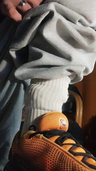 Dj-bro mear y juegos con calcetines sucios.... ¡Martillo en él!