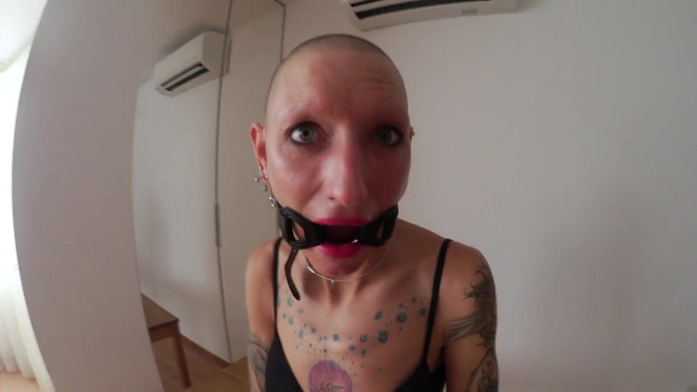 Slutwife Club: (Parte 1/2) Vilja é colocada em uma mesa e usada como uma...