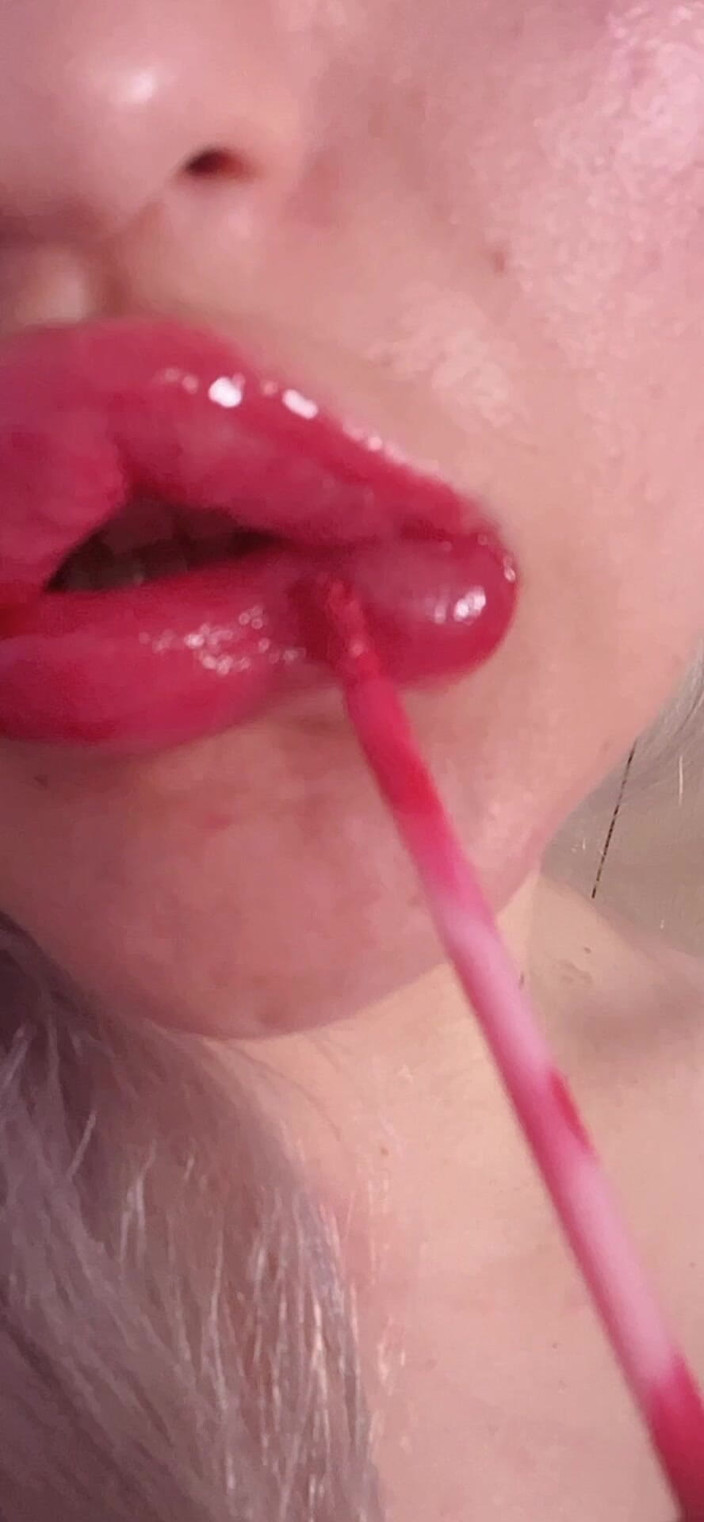 FinDom Goaldigger: El brillo del lápiz labial rojo es cautivador