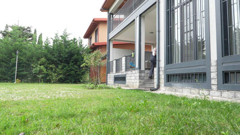 LoveHomePorn: Ogrodnik zobaczył mnie nago i dał mi swój wielki schlong...